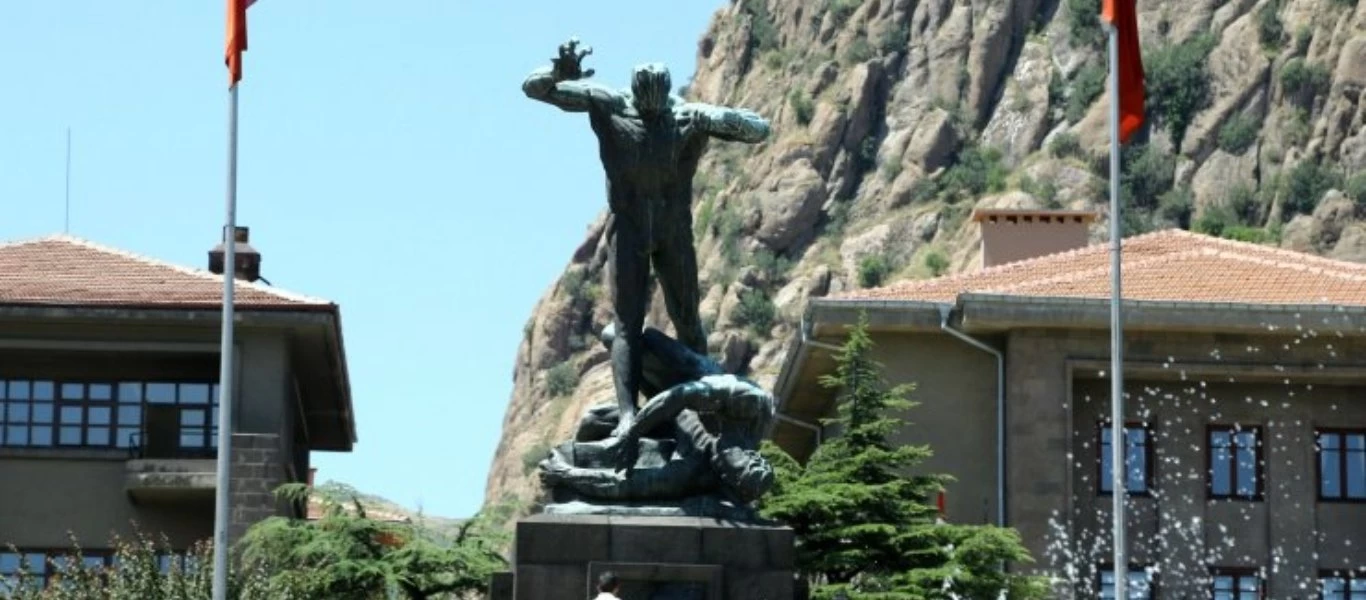 Τουρκία: Άγαλμα Τούρκου ποδοπατάει Έλληνα σε πλατεία στο Αφιόν Καραχισάρ (φώτο)